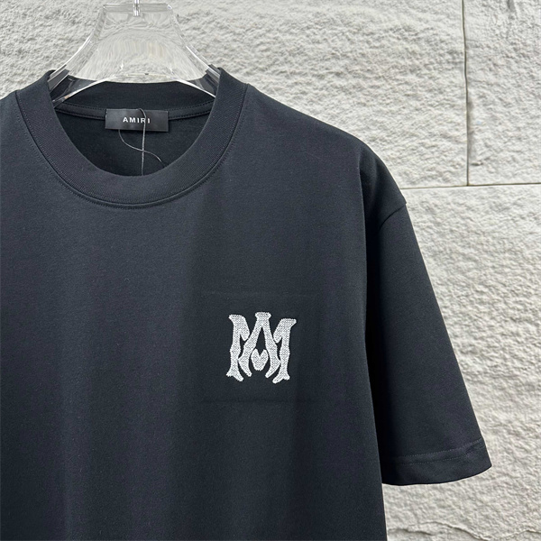 胸元グラフィック シンプルフォルム AMIRI アミリ コピー 半袖Tシャツ ストリートウェア 大人カジュアル 人気アイテム