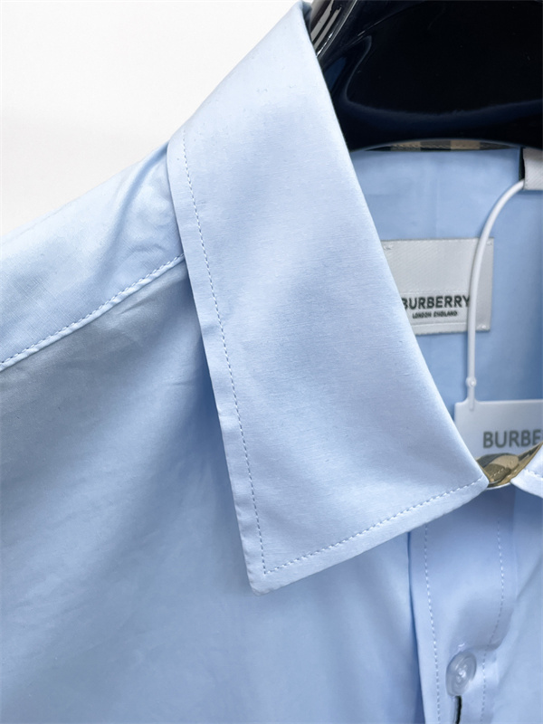 胸元エンブレム レギュラーカラー ソリッドデザイン BURBERRY バーバリー コピー 半袖シャツ 爽やかな印象 休日スタイル