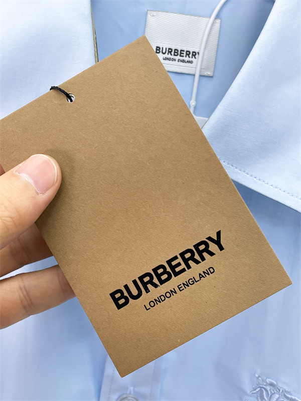 胸元エンブレム レギュラーカラー ソリッドデザイン BURBERRY バーバリー コピー 半袖シャツ 爽やかな印象 休日スタイル