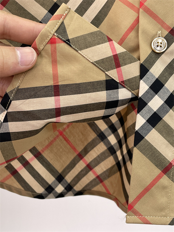 オールチェックデザイン レギュラーカラー アーカイブ感のある雰囲気 BURBERRY バーバリー コピー 半袖シャツ 旬コーデ