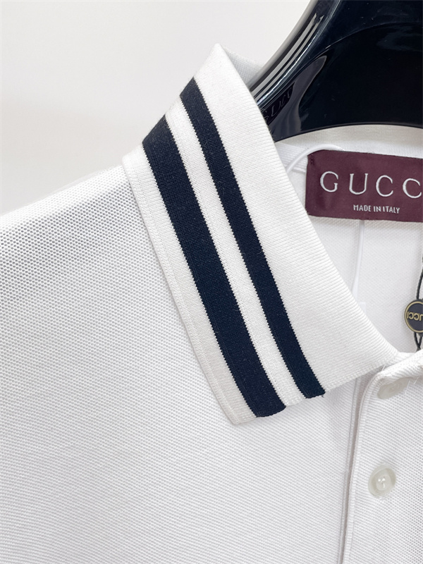 襟ラインデザイン ワンポイント刺繍 ハーフボタン仕様 GUCCI グッチ コピー ポロシャツ プレッピースタイル 人気上昇