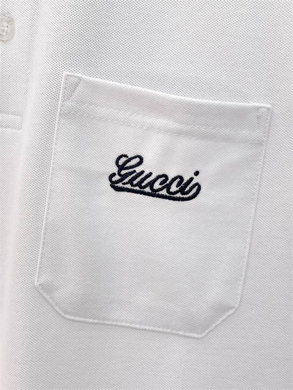襟ラインデザイン ワンポイント刺繍 ハーフボタン仕様 GUCCI グッチ コピー ポロシャツ プレッピースタイル 人気上昇