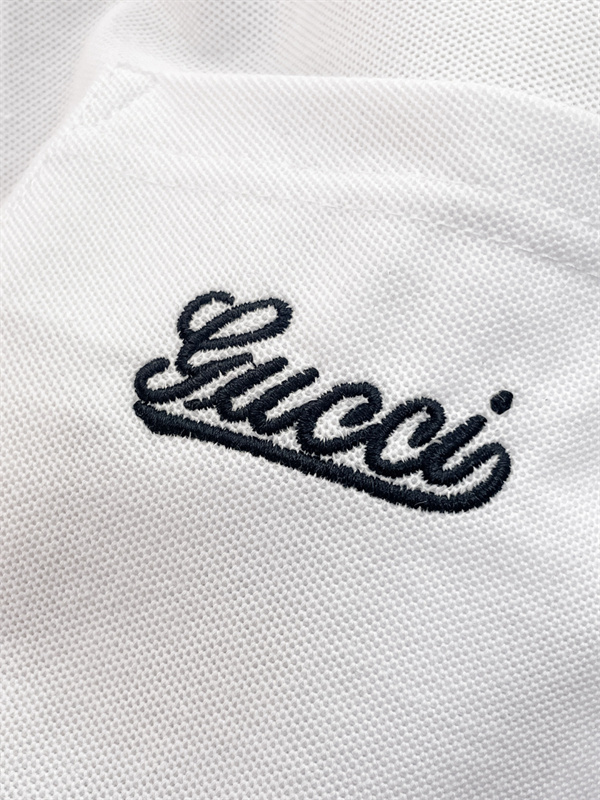 襟ラインデザイン ワンポイント刺繍 ハーフボタン仕様 GUCCI グッチ コピー ポロシャツ プレッピースタイル 人気上昇