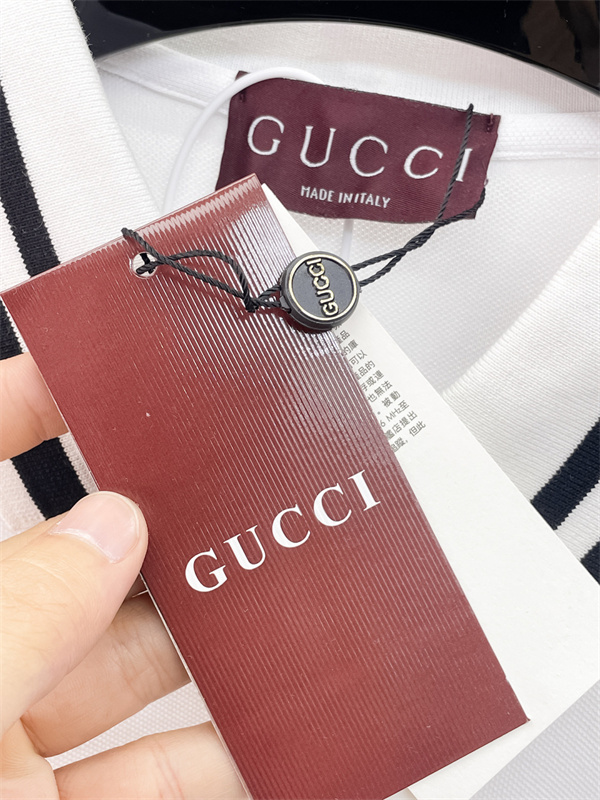 襟ラインデザイン ワンポイント刺繍 ハーフボタン仕様 GUCCI グッチ コピー ポロシャツ プレッピースタイル 人気上昇