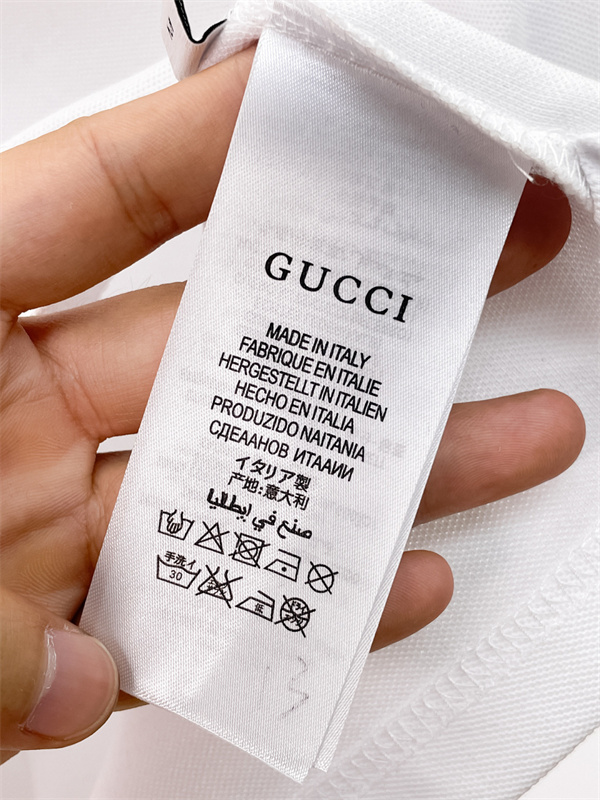 襟ラインデザイン ワンポイント刺繍 ハーフボタン仕様 GUCCI グッチ コピー ポロシャツ プレッピースタイル 人気上昇