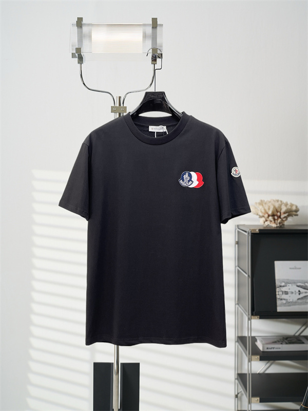 ブランドパッチデザイン ストレートシルエット 軽快な着用感 MONCLER モンクレール コピー 半袖Tシャツ 休日コーデ 注目スタイル