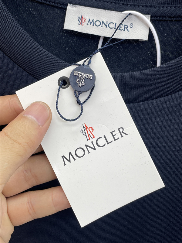 ブランドパッチデザイン ストレートシルエット 軽快な着用感 MONCLER モンクレール コピー 半袖Tシャツ 休日コーデ 注目スタイル