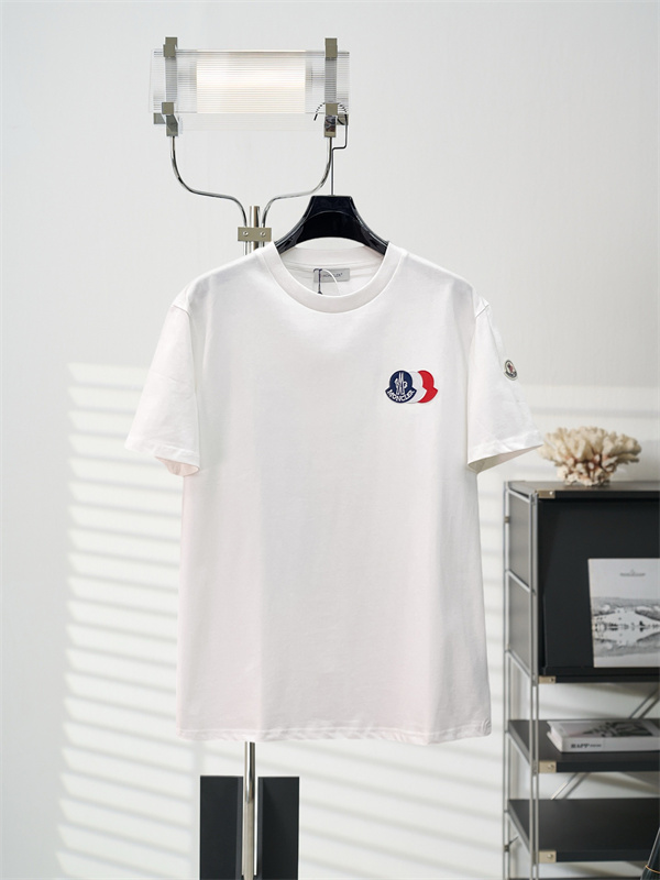 ブランドパッチデザイン ストレートシルエット 軽快な着用感 MONCLER モンクレール コピー 半袖Tシャツ 休日コーデ 注目スタイル