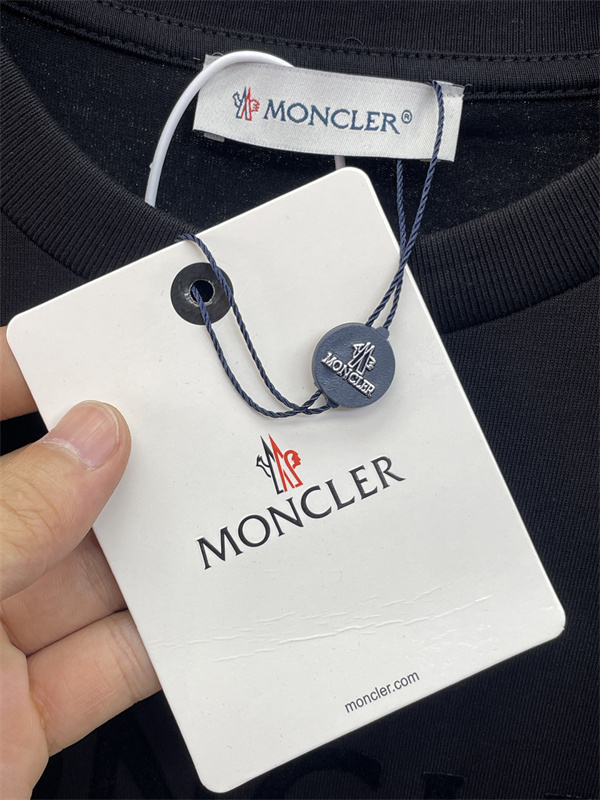 ロゴプリント ベーシックシルエット 軽量感のある着心地 MONCLER モンクレール コピー 半袖Tシャツ 定番アイテム 都会派コーデ