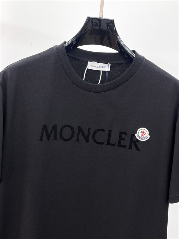ロゴプリント ベーシックシルエット 軽量感のある着心地 MONCLER モンクレール コピー 半袖Tシャツ 定番アイテム 都会派コーデ