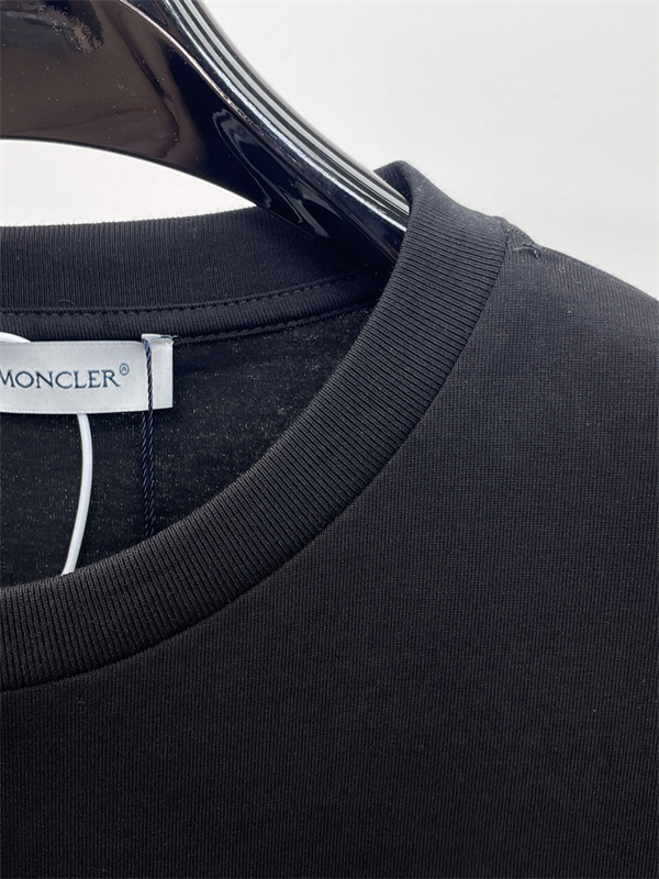 ロゴプリント ベーシックシルエット 軽量感のある着心地 MONCLER モンクレール コピー 半袖Tシャツ 定番アイテム 都会派コーデ