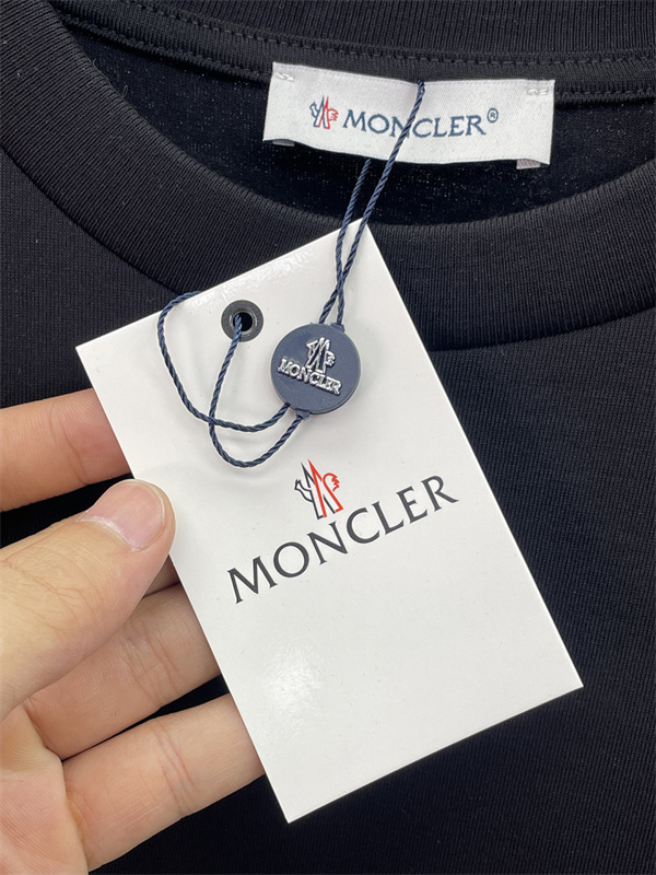 エンブレムパッチ クルーネック コットンウェア MONCLER モンクレール コピー 半袖Tシャツ 定番アイテム 洗練カジュアル
