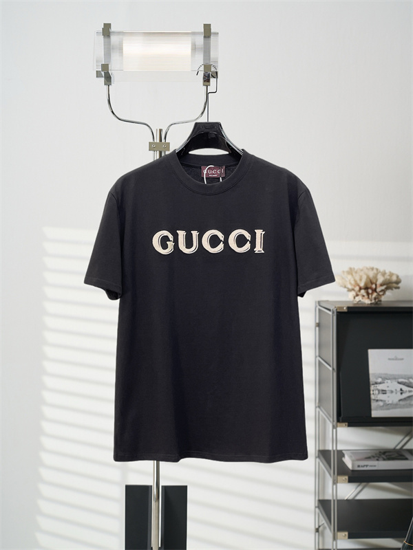 ロゴグラフィック 無地ベース リラックスシルエット GUCCI グッチ コピー 半袖Tシャツ トレンド感 大人カジュアル