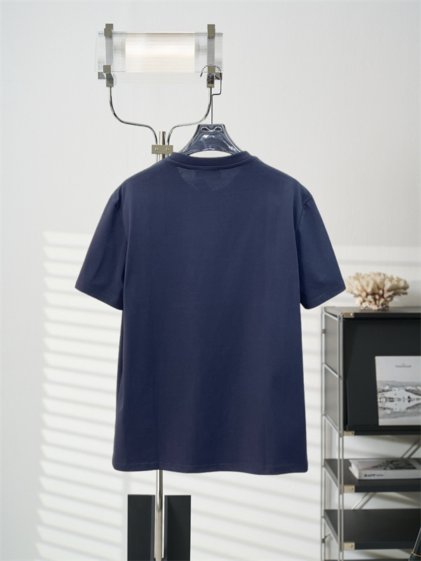 ロゴグラフィック 無地ベース リラックスシルエット GUCCI グッチ コピー 半袖Tシャツ トレンド感 大人カジュアル