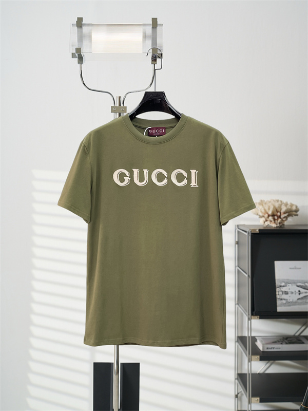 ロゴグラフィック 無地ベース リラックスシルエット GUCCI グッチ コピー 半袖Tシャツ トレンド感 大人カジュアル