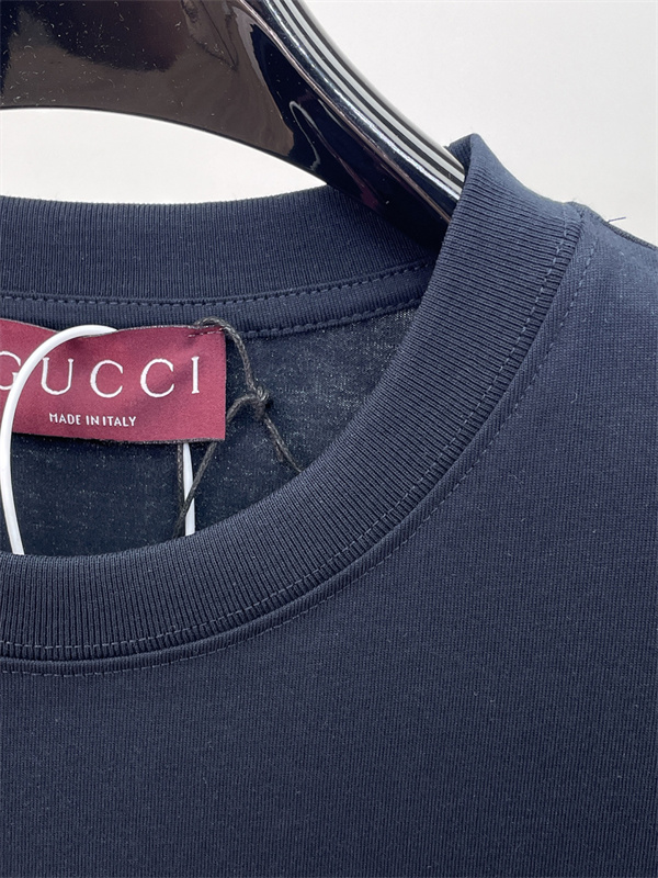 ロゴグラフィック 無地ベース リラックスシルエット GUCCI グッチ コピー 半袖Tシャツ トレンド感 大人カジュアル