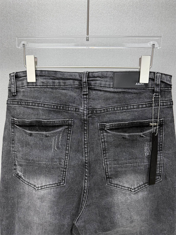 グランジデザイン ストレートフォルム 存在感のある一本 カジュアルコーデ モードミックス AMIRI アミリ コピー ジーンズ