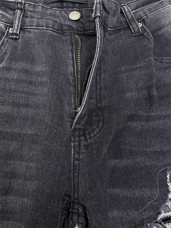 グランジテイスト ロックムード ベーシックデザイン AMIRI アミリ コピー ジーンズ 大人ストリート 休日ファッション