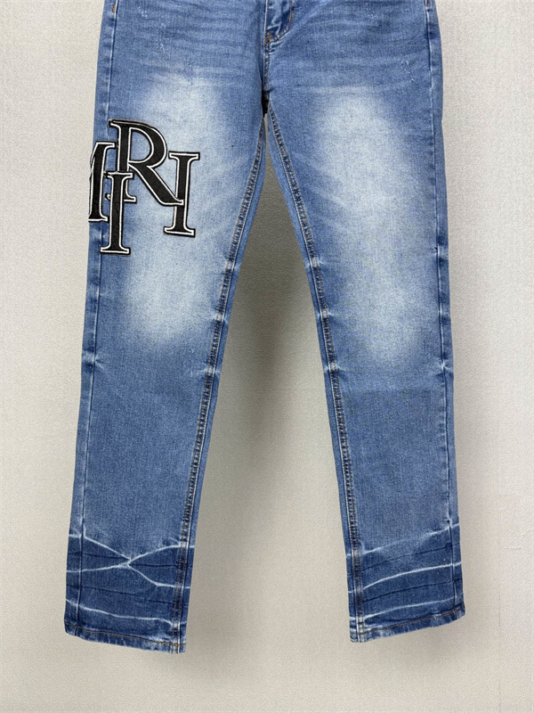 ロゴパッチアクセント ウォッシュデニム ブルーカラー AMIRI アミリ コピー デニム ブランドモチーフ 存在感スタイル