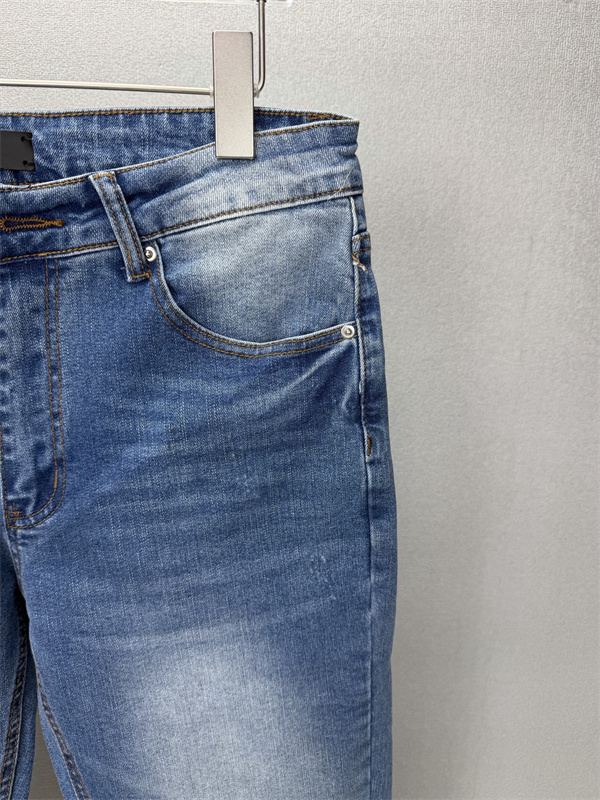 ロゴパッチアクセント ウォッシュデニム ブルーカラー AMIRI アミリ コピー デニム ブランドモチーフ 存在感スタイル