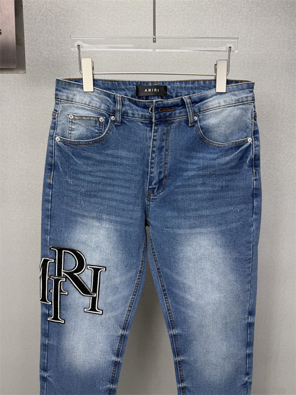 ロゴパッチアクセント ウォッシュデニム ブルーカラー AMIRI アミリ コピー デニム ブランドモチーフ 存在感スタイル