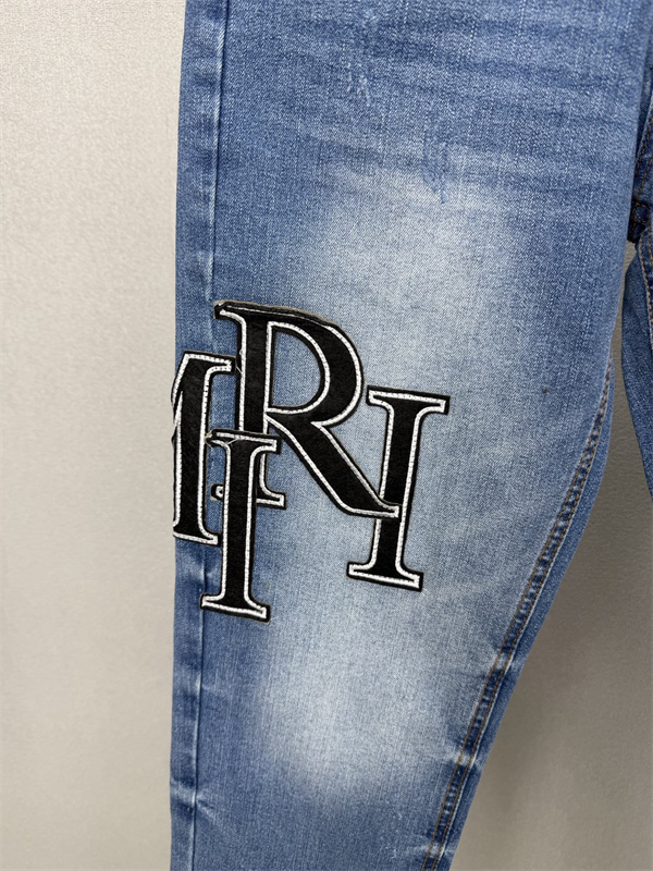 ロゴパッチアクセント ウォッシュデニム ブルーカラー AMIRI アミリ コピー デニム ブランドモチーフ 存在感スタイル