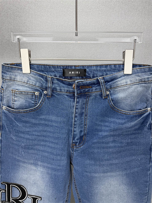 ロゴパッチアクセント ウォッシュデニム ブルーカラー AMIRI アミリ コピー デニム ブランドモチーフ 存在感スタイル