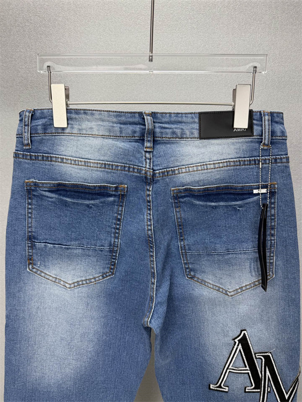 ロゴパッチアクセント ウォッシュデニム ブルーカラー AMIRI アミリ コピー デニム ブランドモチーフ 存在感スタイル