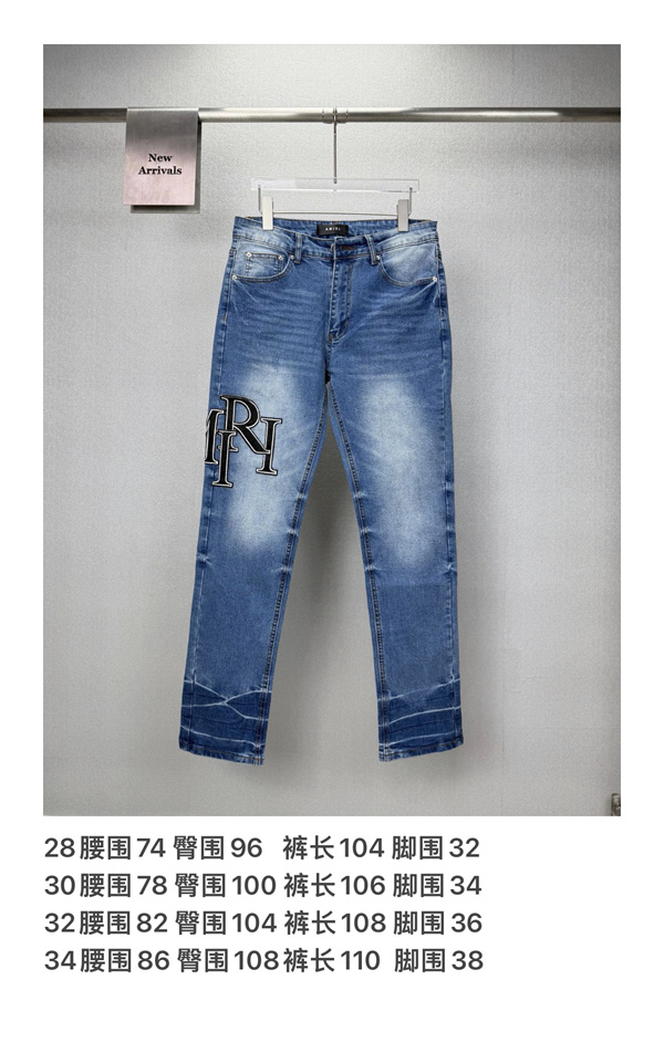 ロゴパッチアクセント ウォッシュデニム ブルーカラー AMIRI アミリ コピー デニム ブランドモチーフ 存在感スタイル