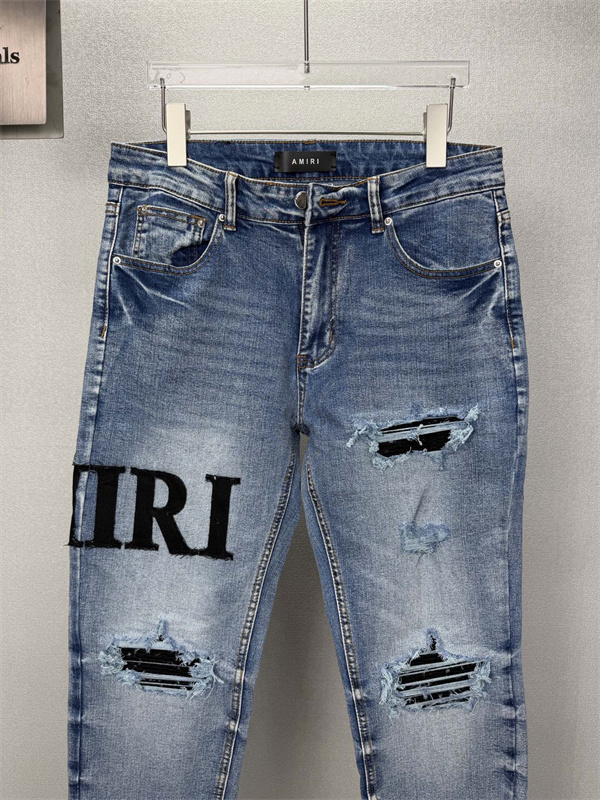 クラッシュ加工 ロゴパッチ ウォッシュ仕上げ AMIRI アミリ コピー デニム リペア風ディテール ヴィンテージジーンズ