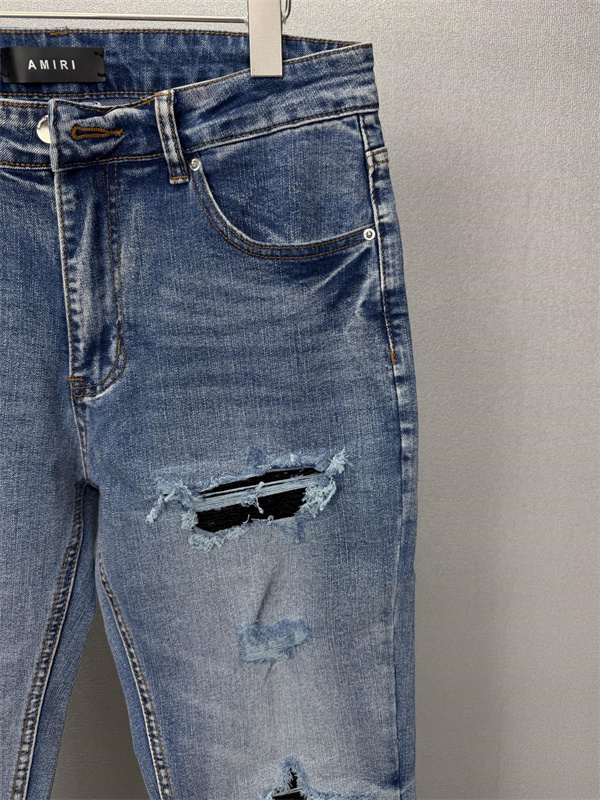 クラッシュ加工 ロゴパッチ ウォッシュ仕上げ AMIRI アミリ コピー デニム リペア風ディテール ヴィンテージジーンズ