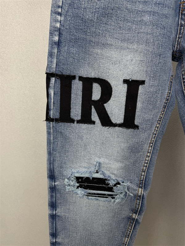 クラッシュ加工 ロゴパッチ ウォッシュ仕上げ AMIRI アミリ コピー デニム リペア風ディテール ヴィンテージジーンズ