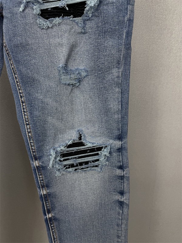 クラッシュ加工 ロゴパッチ ウォッシュ仕上げ AMIRI アミリ コピー デニム リペア風ディテール ヴィンテージジーンズ