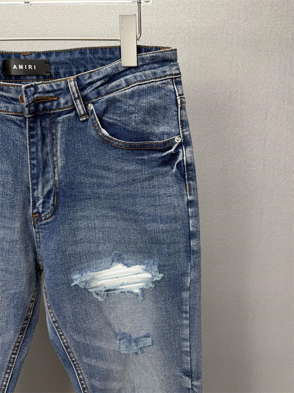 クラッシュデニム グランジテイスト リペアディテール AMIRI アミリ コピー ジーンズ 休日ファッション 2026新作