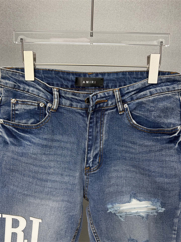 クラッシュデニム グランジテイスト リペアディテール AMIRI アミリ コピー ジーンズ 休日ファッション 2026新作