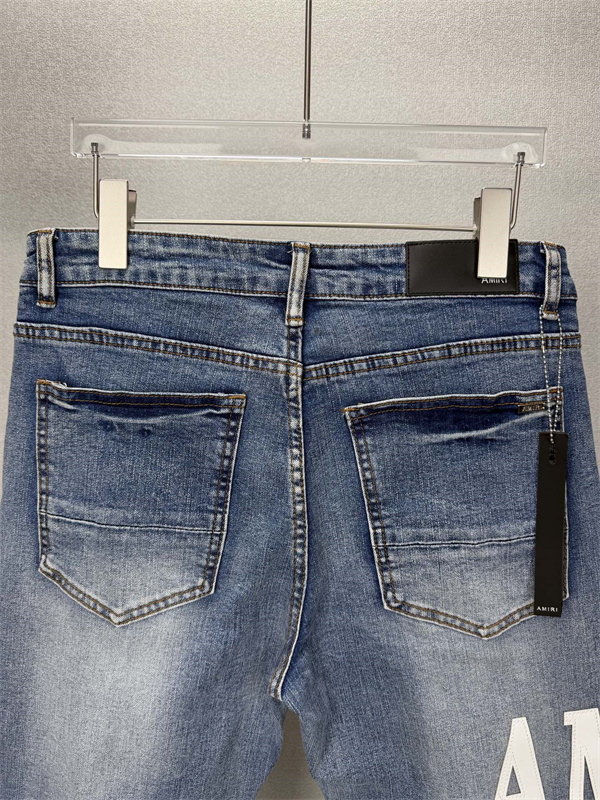 クラッシュデニム グランジテイスト リペアディテール AMIRI アミリ コピー ジーンズ 休日ファッション 2026新作