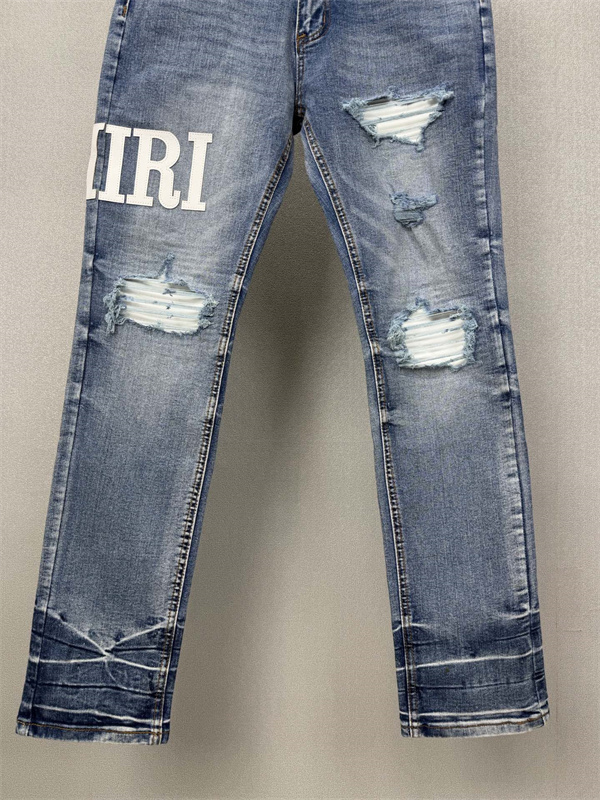 クラッシュデニム グランジテイスト リペアディテール AMIRI アミリ コピー ジーンズ 休日ファッション 2026新作