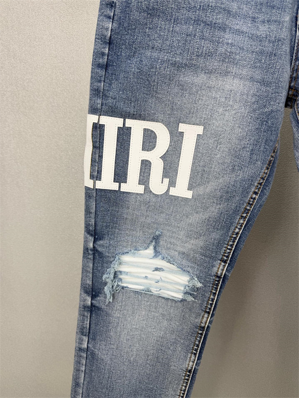 クラッシュデニム グランジテイスト リペアディテール AMIRI アミリ コピー ジーンズ 休日ファッション 2026新作