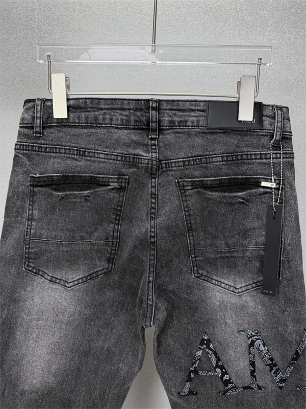 ブラックデニム ダメージ加工 ロゴパッチ AMIRI アミリ コピー デニム クラッシュデザイン ダークヴィンテージ
