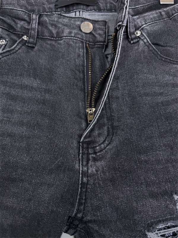 ブラックデニム ダメージ加工 ロゴパッチ AMIRI アミリ コピー デニム クラッシュデザイン ダークヴィンテージ