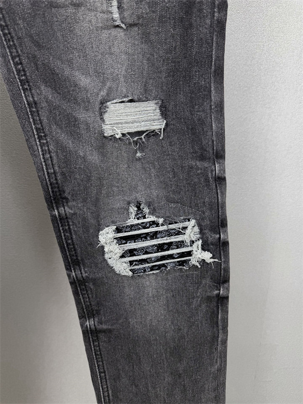 ブラックデニム ダメージ加工 ロゴパッチ AMIRI アミリ コピー デニム クラッシュデザイン ダークヴィンテージ