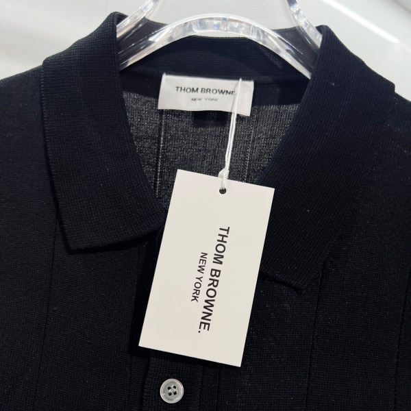 人気上昇 袖トリコロールが映える Thom Browne ポロシャツ トムブラウン 端正なニット仕立て