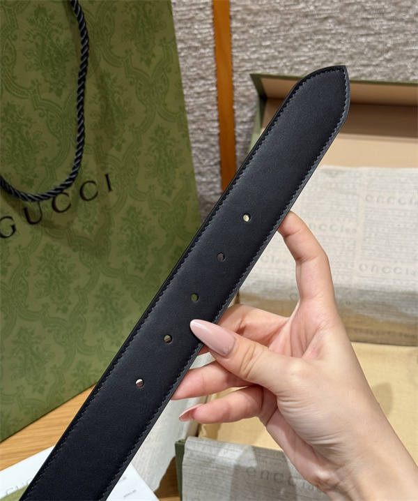 ミニGGディテール プレーンブラック スクエアピン仕様 GUCCI グッチ コピー ベルト 人気再燃