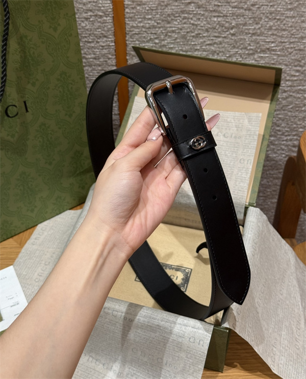 ミニGGディテール プレーンブラック スクエアピン仕様 GUCCI グッチ コピー ベルト 人気再燃