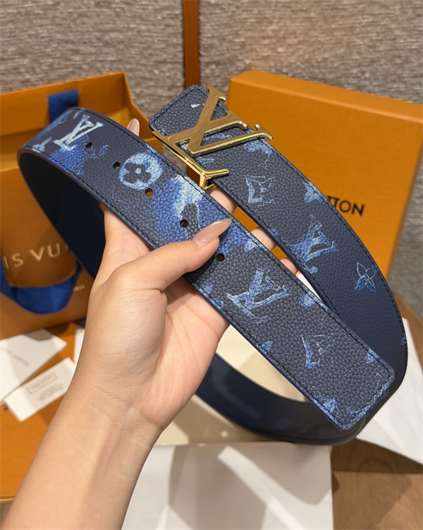 ブルーモノグラム シルバーLVバックル 上質シボ感 LOUIS VUITTON ルイヴィトン コピー ベルト 新作映え