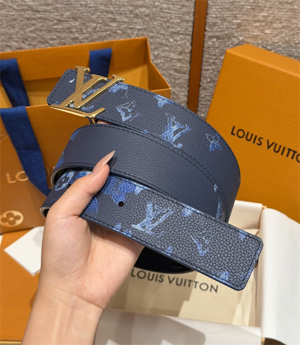 ブルーモノグラム シルバーLVバックル 上質シボ感 LOUIS VUITTON ルイヴィトン コピー ベルト 新作映え