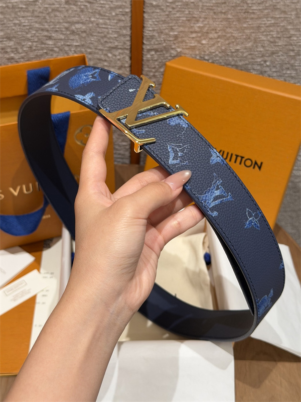 ブルーモノグラム シルバーLVバックル 上質シボ感 LOUIS VUITTON ルイヴィトン コピー ベルト 新作映え