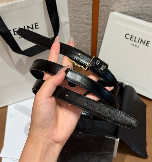 ダブルCバックル 艶感レザー調 細幅シルエット CELINE セリーヌ コピー ベルト 大人モード