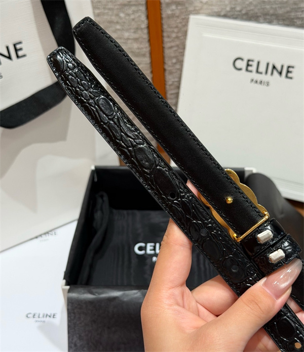ダブルCバックル 艶感レザー調 細幅シルエット CELINE セリーヌ コピー ベルト 大人モード