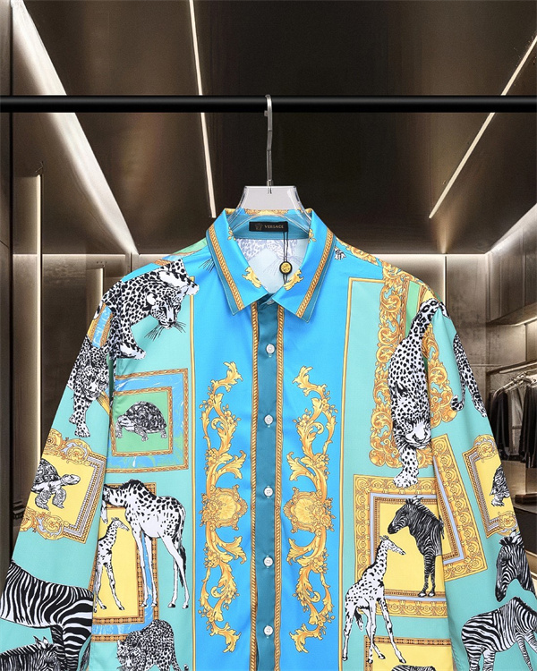 人気上昇 海外セレクト コーデ映え フレームアートプリント 端正な襟元 軽やかタッチ VERSACE ヴェルサーチ コピー 長袖シャツ